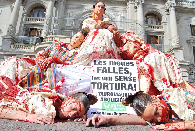 Protesta antitaurina en Valencia. "Mis fallas las quiero sin tortura. ¡Tauromaquia abolición!" puede leerse en sus pancartas. Foto: animanaturalis