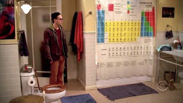 La cortina de baño de la casa de Sheldon Cooper en la serir The Big Bang Theory es una tabla periódica.