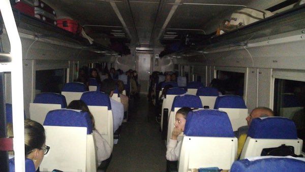 El tren de Badajoz con destino Madrid del pasado día 1 de enero, tras salir con 1 hora de retraso, se averió en mitad del campo cerca de Navalmoral. Foto: Extremaduraenred.