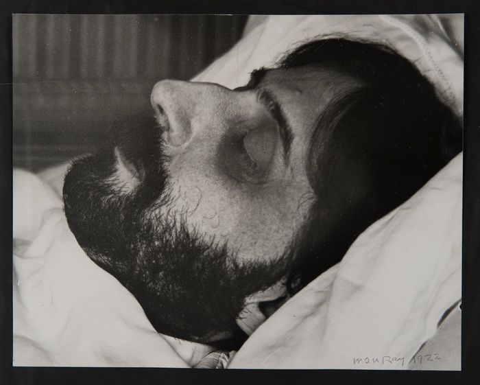 Marcel Proust en su lecho de muerte. © Man Ray Trust, VEGAP, Madrid, 2019.