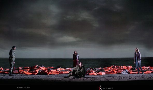 Sobre una montaña de chalecos salvavidas abandonados en la playa los cuatro personajes principales de este drama. Foto: Javier del Real.