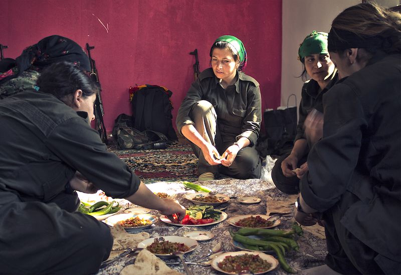 Un fotograma de la película 'Commander Arian' sobre mujeres que luchan contra el Daesh.