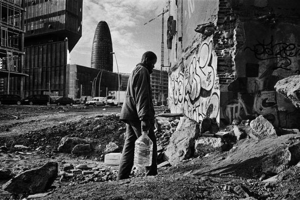 Un inmigrante subsahariano vive en una fábrica abandonada en Barcelona. Foto de Mingo Venero. 
