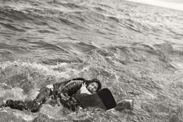 Una mujer refugiada y su hijo caen al agua durante el desembarco en Lesbos. Grecia. Foto: Samuel Aranda. 