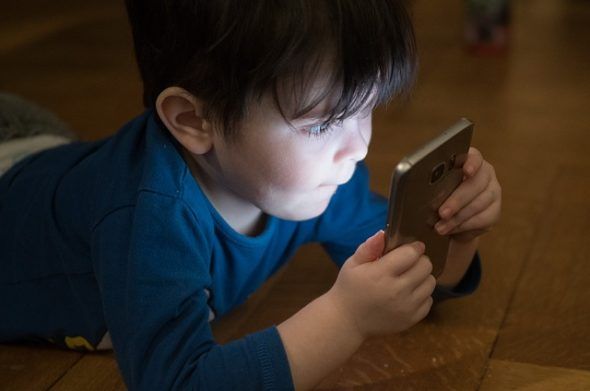 Un niño con un teléfono móvil. Foto: Pixabay. 