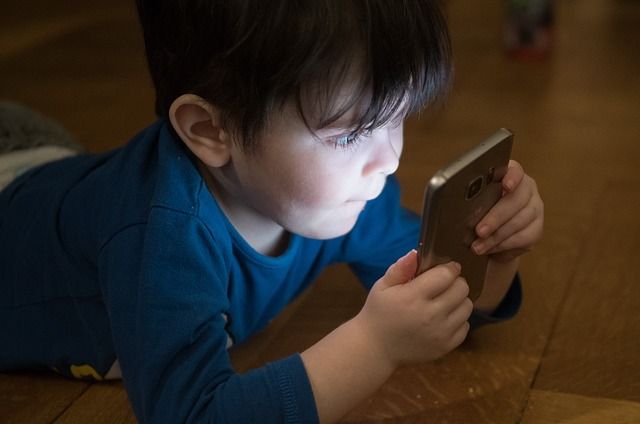 Un niño con un teléfono móvil. Foto: Pixabay.