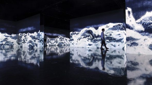 teamLab, Black Waves: Lost, Immersed and Reborn, 2019. Instalación digital, loop continuo. Sonido: Hideaki Takahashi. © teamLab, cortesía de Pace Gallery.