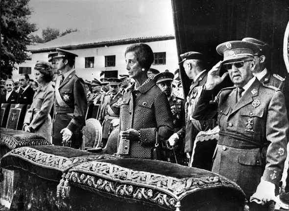 De derecha a izquierda, el dictador Francisco Franco; su mujer, Carmen Polo y los reyes eméritos de España Juan Carlos y Sofía. 