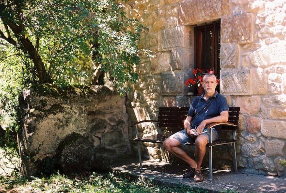 El periodista y escritor Rafa Ruiz en su casa de Quintanaentello en Burgos, pueblito en el que están ambientadas las aventuras de Toletis. Foto: Diego Lara.