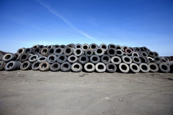 Almacén de neumáticos retirados para su reutilización. Foto: Signus.
