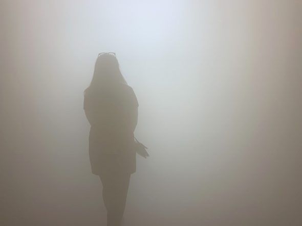 En 'Your blind passenger', Olafur Eliasson hace pasar al espectador por un pasillo de 39 metros en el que genera una niebla que impide ver más allá de 1,20 metros. A lo largo del recorrido la luz cambia de color. Foto: M. Cuéllar. 