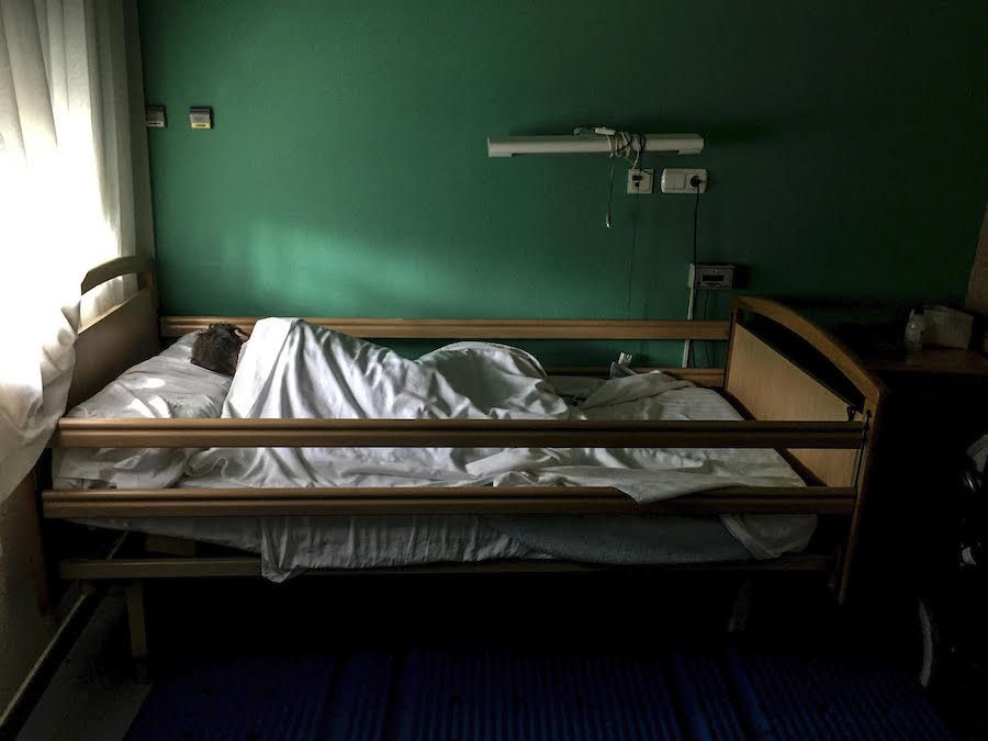 Indignación en Urgencias por la falta de ambulancias: ancianos esperando  durante toda la noche