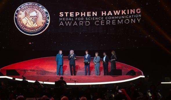 El guitarrista y astrónomo Brian May, del grupo Queen, recibe la medalla a las artes Stephen Hawking por su apoyo a la ciencia