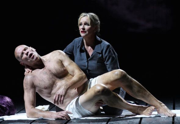 Bo Skovhus, el rey Lear, y Susanne Elmark, en el papel de Cordelia, en el estreno de 'Lear', de Aribert Reimann, en el Teatro Real.