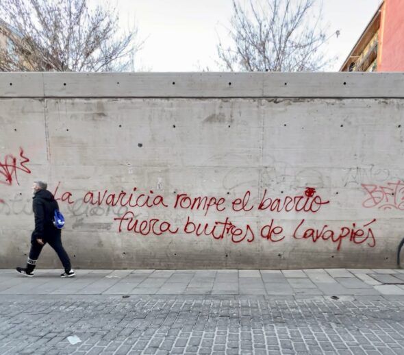 Pintada en un muro de la calle del Tribulete de Lavapiés cercano al número 7 en la que se lee: "La avaricia rompe el barrio. Fuera buitres de Lavapiés". Foto: M. Cuéllar. 