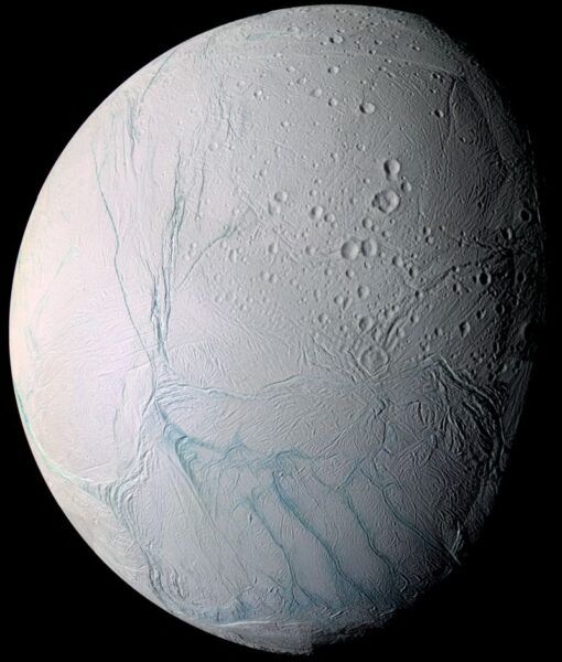 Imagen de Encélado, una de las lunas de saturno, compuesta por fotos de alta definición capturadas por la nave espacial Cassini de la NASA en 2005.