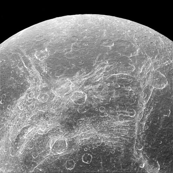 Imagen de la superficie de Dione tomada por la sonda Cassini a 110.000 kilómetros de distancia. 