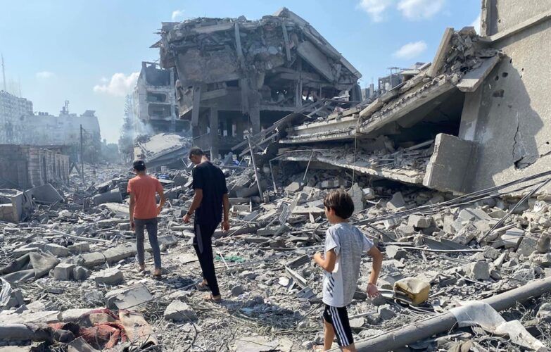 Ciudadanos palestinos revisan los daños de un bombardeo israelí sobre la ciudad de Gaza el pasado 9 de octubre, cuando la masacre no había hecho más que empezar. Fuente: Wafa (Wikimedia Commons).