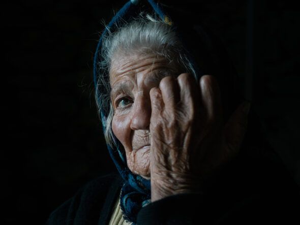 Oural. Lugo. Lunes, 23 de mayo de 2022. Olga tiene 91 años y a pesar de su edad camina todos los días varios kilómetros alrededor de su aldea. Su hijo, que vivía en la ciudad, ha tenido que volver a la aldea donde sólo quedan ellos para cuidarla. Foto: Adra Pallón.