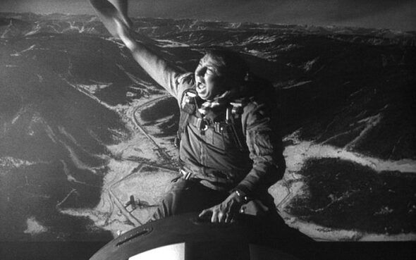 Slim Pickens, el piloto del bombardero B-52 en la película, sobre una bomba nuclear, como si participara en un rodeo.
