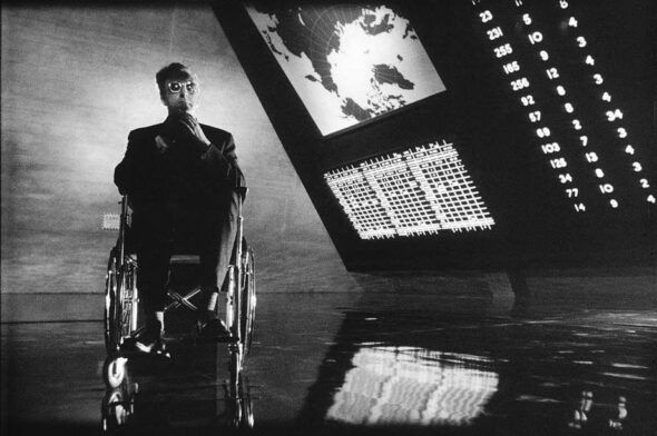 Peter Sellers, en uno de los tres papeles que interpreta en el filme, el de asesor de ínfulas nazis del presidente de Estados Unidos.