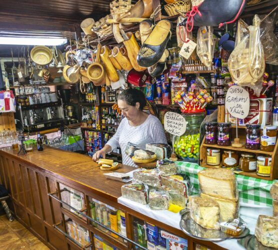 Bar y tienda regentada por Ana María 'La Gallega' en Sotres, municipio de Cabrales. En el Parque Nacional de los Picos de Europa. Foto: Turismo de Asturias.