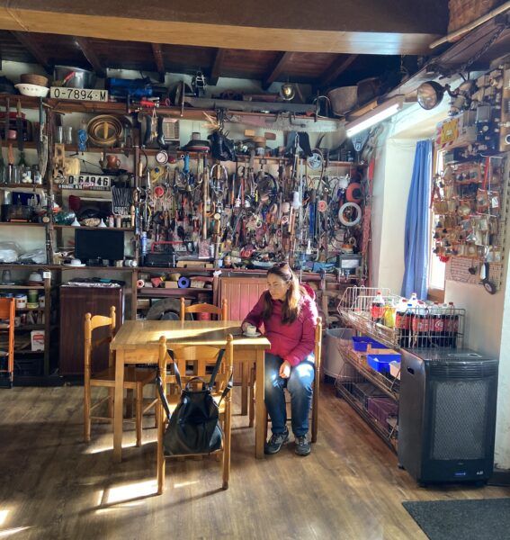 Bar-tienda de Santiago visitado por el autor durante su viaje a Asturias. Foto: Uselahoz. 