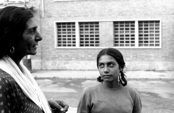 Abuela y nieta. Barcelona, 1976. De la serie 'La mujer marginada en la sociedad. Foto: Archivo Colita Fotografía. 