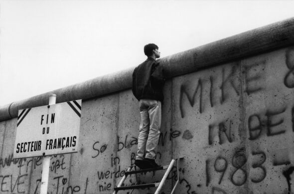 Alemania. La caída del muro de Berlín en noviembre de 1989. Una de las imágenes expuestas en la muestra 'El Muro de Berlín. Un mundo dividido' en la Fundación Canal de Madrid.
