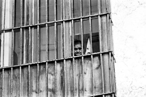 Mujer tras la reja. Sanlúcar de Barrameda, 1969. De la serie 'Historia de una soledad'. Foto: Archivo Colita Fotógrafa. 