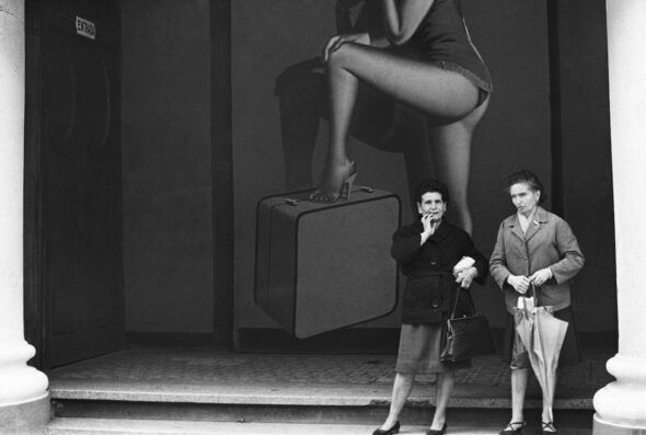 Mujeres en el paralelo de Barcelona, 1965. De la serie 'Descuartizar un cuerpo'. Foto: Archivo Colita Fotografía. 
