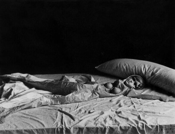 Muñeca hinchable. Barcelona, 1976. De la serie 'Descuartizar un cuerpo'. Foto: Archivo Colita Fotografía. 