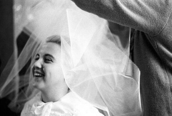 Preparativos de la novia. Barcelona, 1963. De la serie 'Carrera femenina con seguro de vejez'. Foto: Archivo Colita Fotografía. 