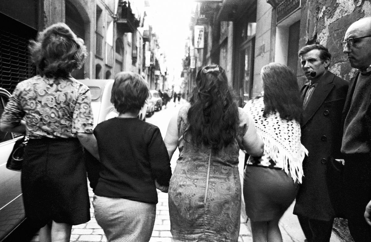 Putas en el Barrio Chino. Barcelona, 1969. De la serie _Una profesión  arriesgada_ c - EL ASOMBRARIO & Co.