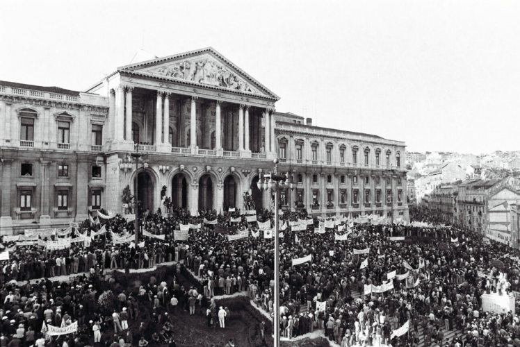 El 12 de noviembre de 1975, una multitud de unas 100.000 personas rodeó el Parlamento. La manifestación, organizada por los sindicatos de la construcción, comenzó como una reivindicación de mejores salarios y condiciones laborales en el sector, pero la negativa del gobierno a recibir a los líderes sindicales convirtió la protesta en un asedio de 36 horas.