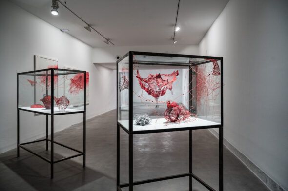 Chiharu Shiota. Cell (Cèl·lula / Célula), 2024. Fundació Antoni Tàpies, Barcelona. Fotografia: Pep Herrero © VEGAP y l’artista, 2024.]