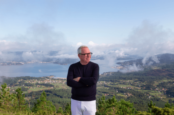 El arquitecto David Chipperfield con el paisaje gallego detrás. Foto: Fundación RIA.