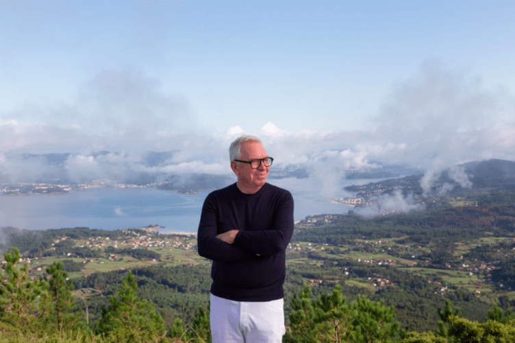 El arquitecto David Chipperfield con el paisaje gallego detrás. Foto: Fundación RIA.
