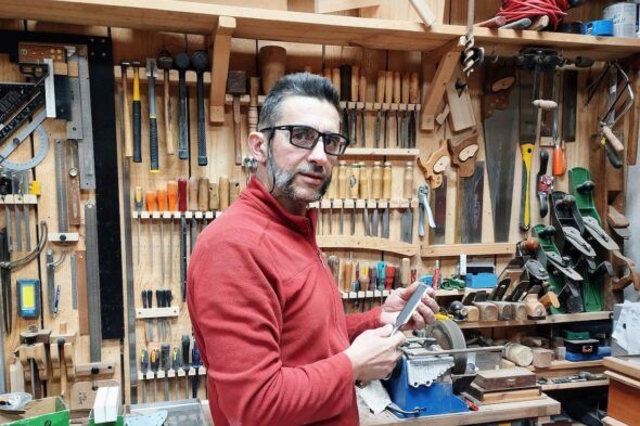 Carlos Mur, responsable del taller artesanal Artific en Huesca.