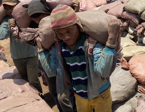 Este texto acompaña a esta fotografía compartida por Siddarth Kara en su perfil de la red social X: "Este es el rostro de un minero artesanal de la RDC que carga sobre sus hombros el peso intolerable de 30 kg de cobalto, y las vidas recargables del mundo".