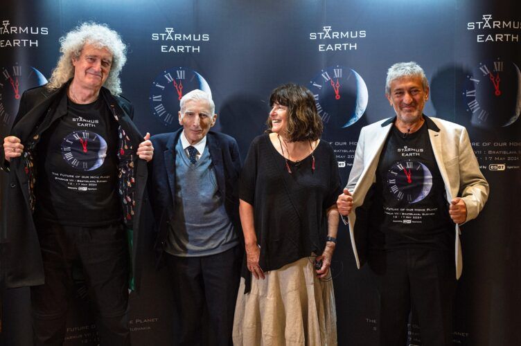 De izquierda a derecha, el músico Brian May, el astrónomo Martin Rees, la investigadora Mary Kaldor y Garik Israelian.