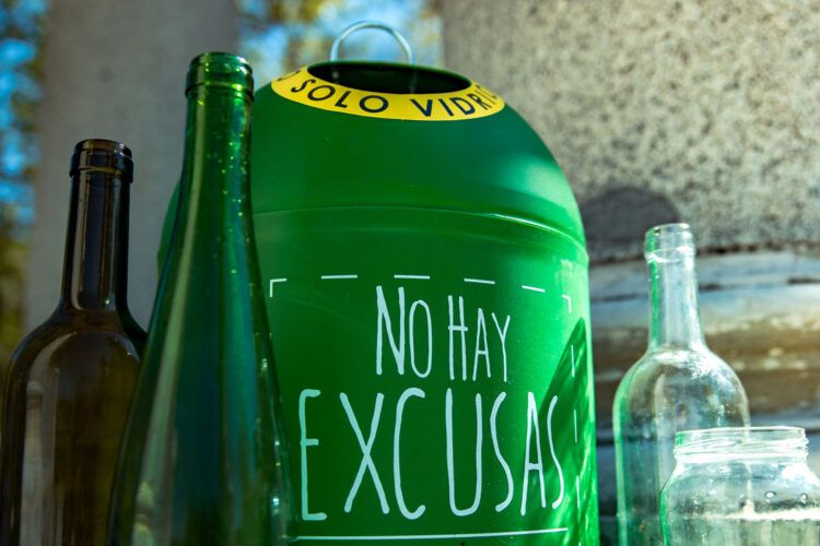 Según un estudio de Ecovidrio un 6% de personas serían negacionistas del reciclaje en España.