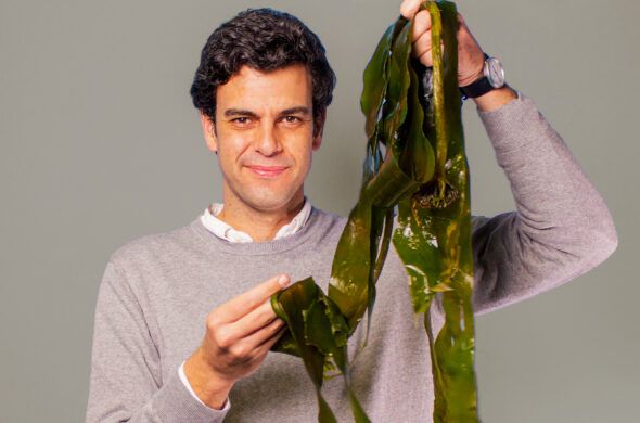 Rodrigo García González, CEO de Notpla empresa especializada en fabricar envases hechos con algas.