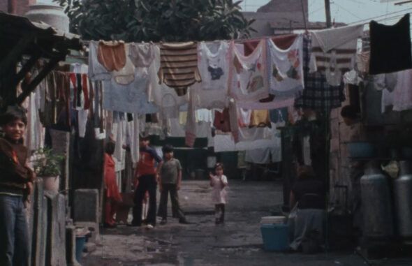 Niños en una calle mexicana en ‘Vida de ángel’, de Ángeles Necoechea.