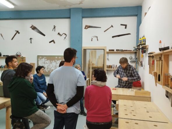 Blanca Guzmán y Antonio Espada. En su taller artesanal y de restauración La Termita trabajan exclusivamente con madera certificada FSC.