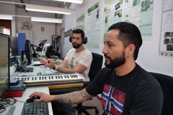 Especialistas del Departamento de Electrónica de la Universidad de Málaga trabajando en el sistema auditivo por tacto. 