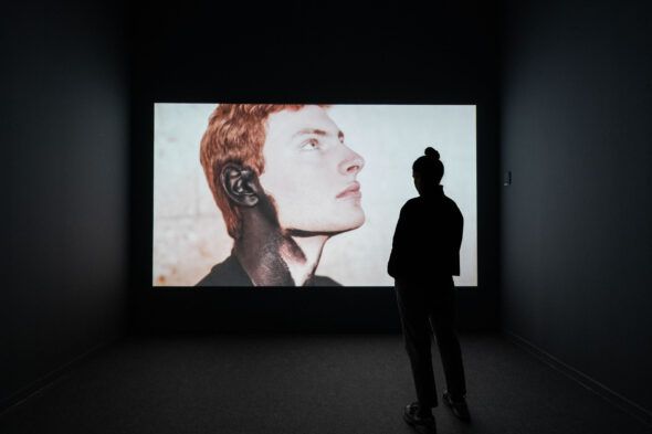 Video instalación en la exposición 'Requiem por la humanidad' en La Casa Encendida de Madrid. Foto: Maru Serrano. 