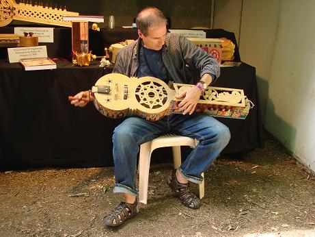 El luthier Antonio Poves Oliván en la Feria Pirenaica de Luthiers.