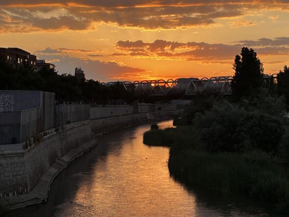 La última ocurrencia de Almeida para Madrid es convertir Madrid Río en un espectáculo de luz nocturno durante toda la noche. Foto: R. M. Tristán