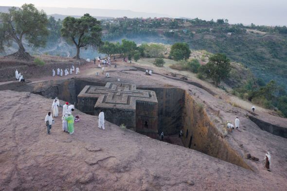 Iwan Baan, Biete Ghiorgis, iglesia excavada en la roca, Lalibela, Etiopía, 2012© Iwan Baan